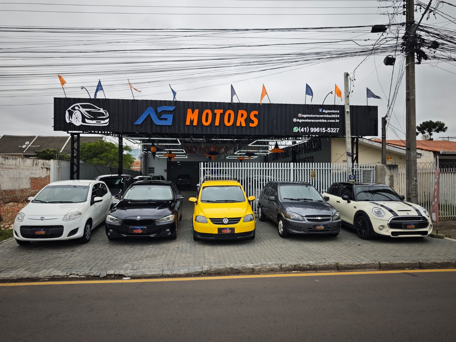 Fachada da AG Motors Curitiba com veículos em exposição